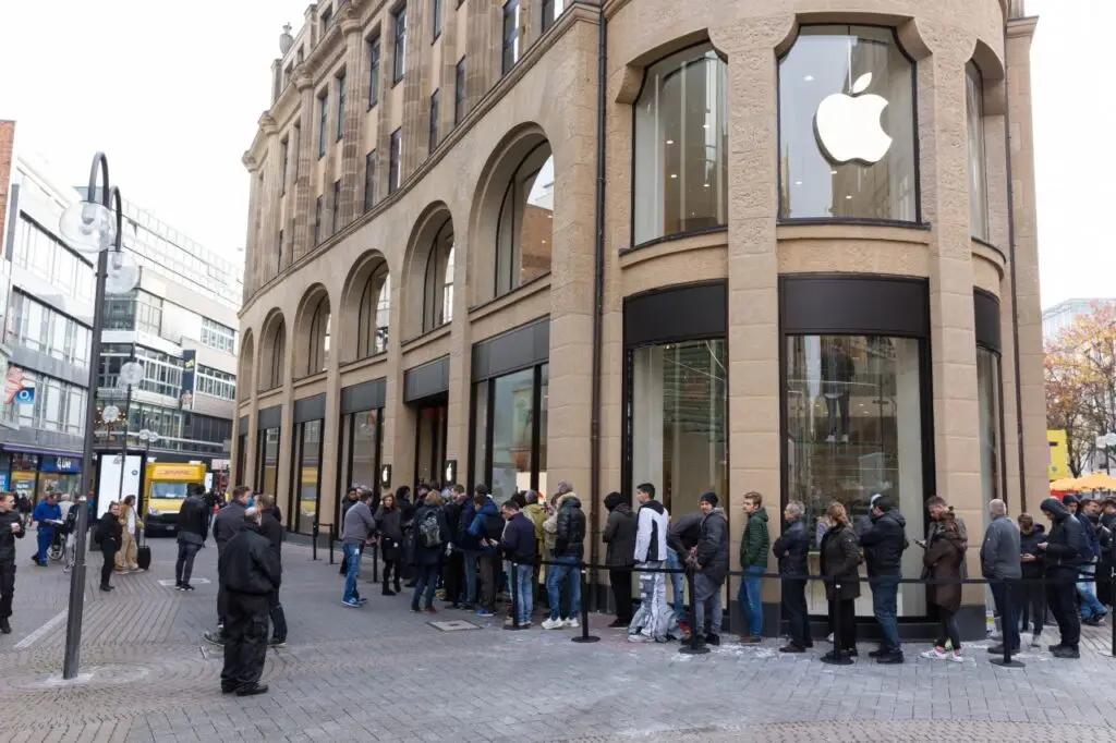 Apple Store Line